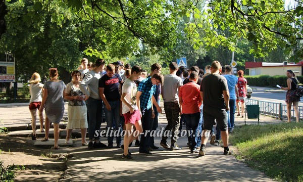 Селидовские студенты устроили флешмоб на центральной площади города