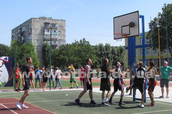 В Покровске прошли зрелищные соревнования по стритболу