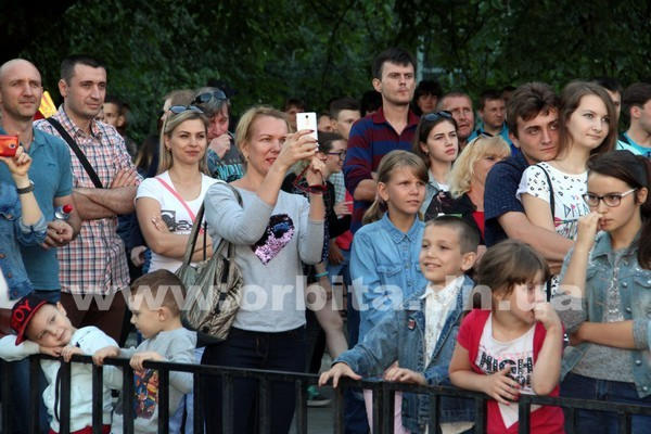 День молодежи в Покровске украсили «Мята» и пенное шоу