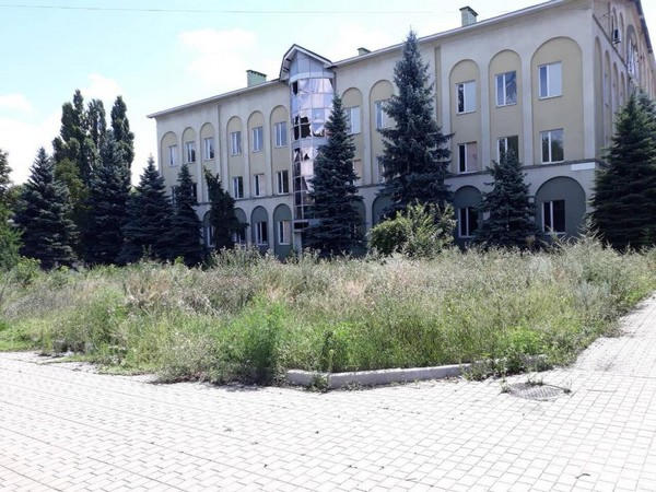В оккупированном Донецке институт внутренних дел зарос бурьянами
