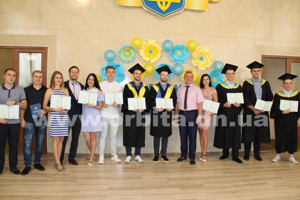 В Покровске выпускникам ДонНТУ вручили дипломы магистров
