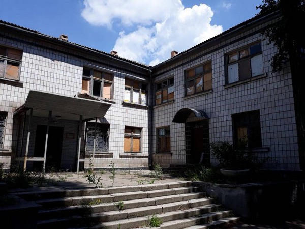 В оккупированном Донецке институт внутренних дел зарос бурьянами