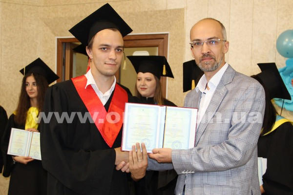 В Покровске выпускникам ДонНТУ вручили дипломы магистров