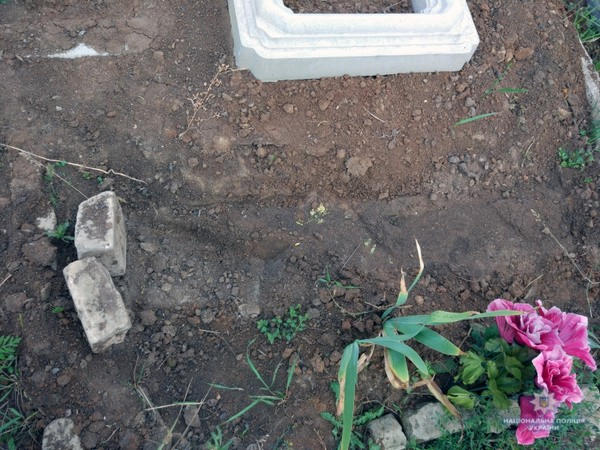 Житель Селидово разбирал могилы на стройматериалы, чтобы использовать их в хозяйстве