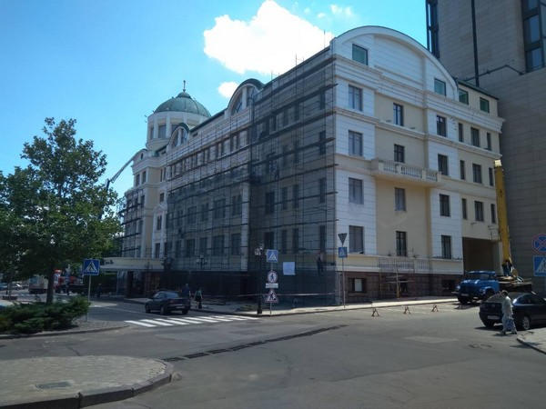 В оккупированном Донецке ремонтируют «отжатую» гостиницу
