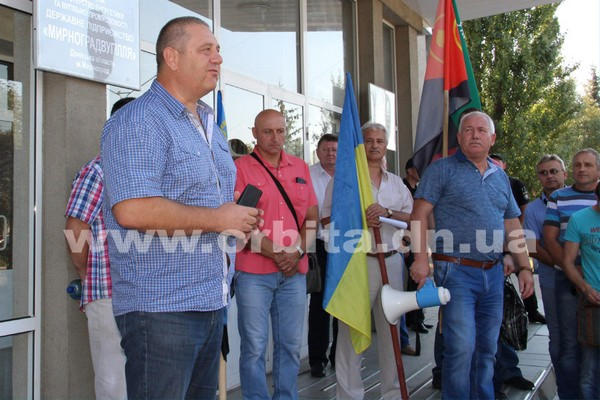 В Мирнограде протестующие горняки требуют заработанные деньги, а гендиректор не хочет давать пустых обещаний