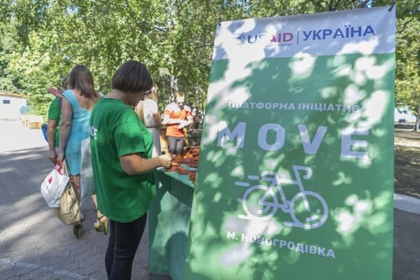 Как жители Новогродовки гонялись за мусором
