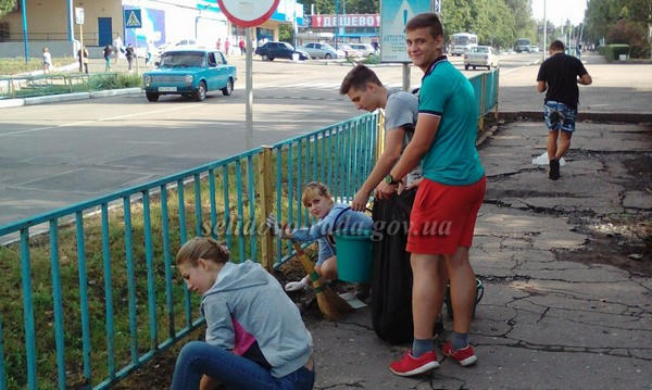 В Селидово учащаяся молодежь получила деньги за наведение порядка в городе