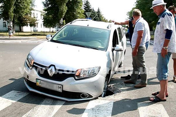 Первая жертва перекрытия трассы в Покровске: автомобиль провалился в люк