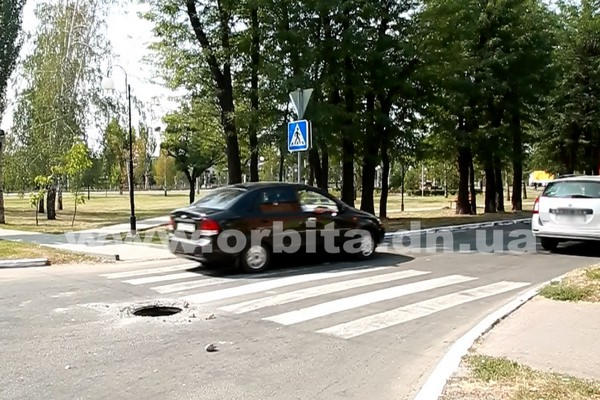 Первая жертва перекрытия трассы в Покровске: автомобиль провалился в люк
