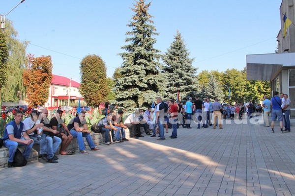 В Мирнограде протестующие горняки требуют заработанные деньги, а гендиректор не хочет давать пустых обещаний