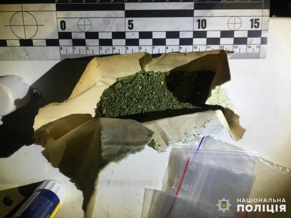 В Покровске обнаружили автомобиль, набитый боеприпасами и наркотиками