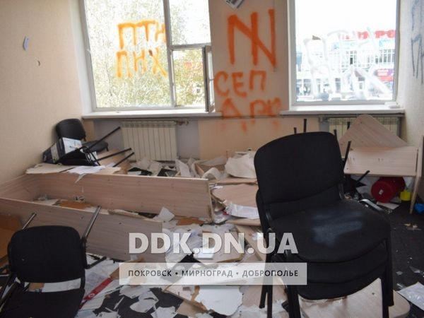 В Покровске неизвестные разгромили офис одной из политических партий