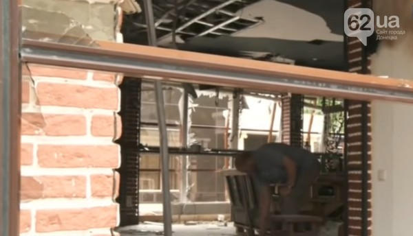 Как после взрыва выглядит изнутри кафе «Сепар» в оккупированном Донецке