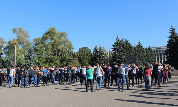 В Селидово более 450 студентов собрались на утреннюю зарядку на центральной площади города
