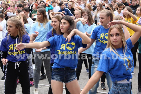 На общегородскую зарядку в Покровске собрались более 500 человек