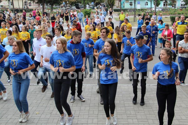 На общегородскую зарядку в Покровске собрались более 500 человек
