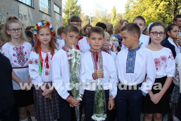 В школах Покровска прозвенел первый звонок