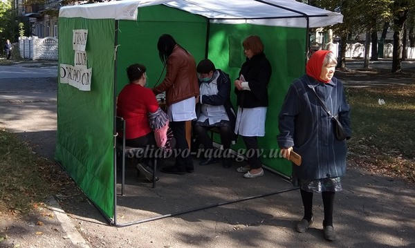 В Селидово врачи вышли на улицы