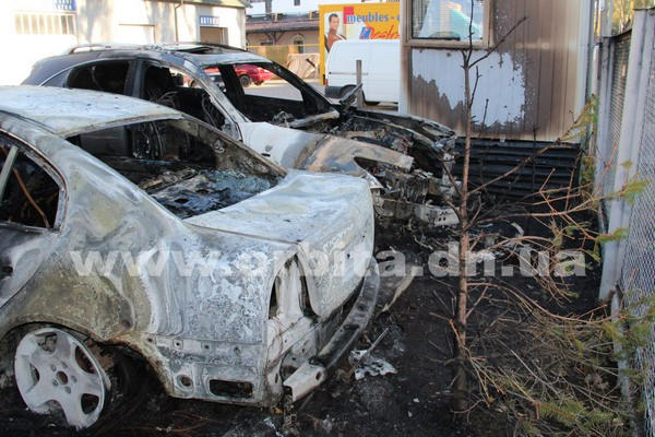 За ночь в Покровске сгорели четыре автомобиля
