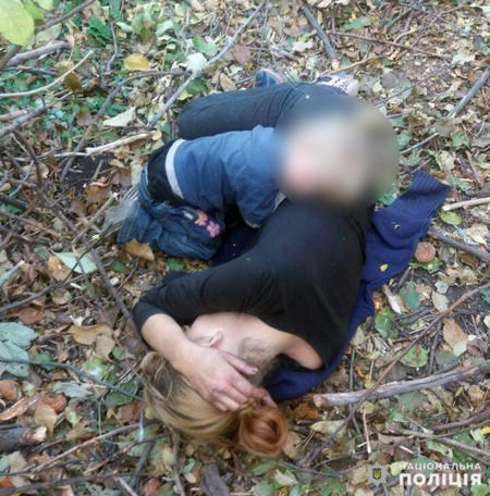 В Покровске пьяная мать спала в лесополосе, забыв о своих маленьких детях