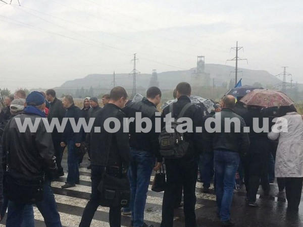 Протестующие горняки шахты «Котляревская» перекрыли трассу Покровск – Донецк