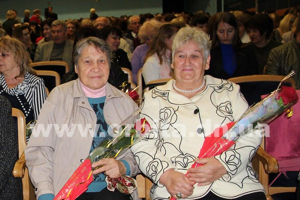 В Покровске прошли торжества по случаю Дня учителя