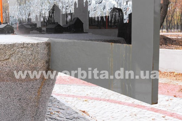 Как выглядит памятник Леонтовичу в Покровске спустя два месяца после открытия