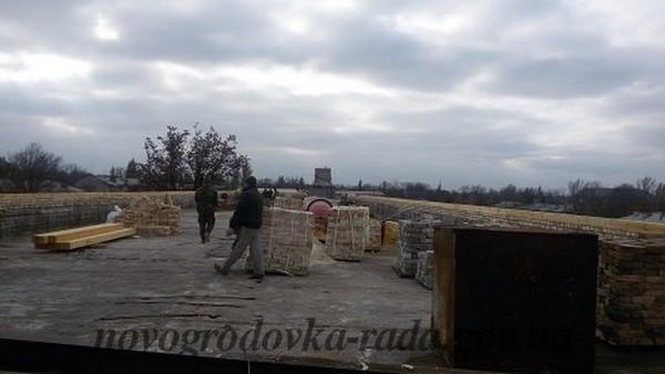 В Новогродовке продолжается капитальный ремонт будущей опорной школы