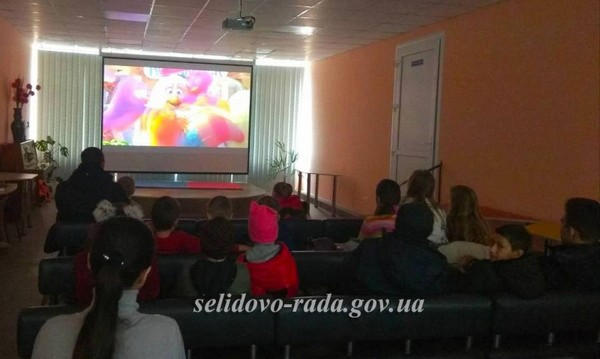 Маленьким жителям Селидово показали «Алису в Зазеркалье»