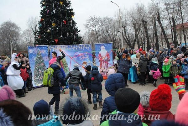 В Новогродовке торжественно открыли главную городскую елку