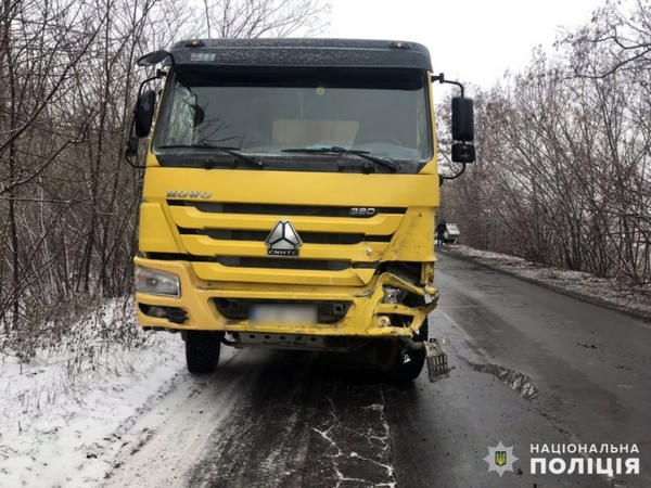 В Покровском районе не разминулись грузовик и легковушка: погиб один человек