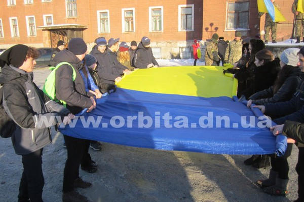 В Мирнограде развернули огромный флаг Украины