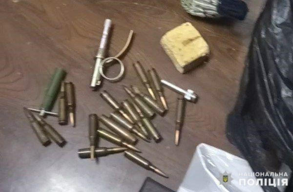 На автовокзале в Покровске полицейские изъяли у пассажиров наркотики и боеприпасы