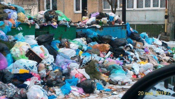 В некоторых районах оккупированного Донецка не вывозят мусор с прошлого года