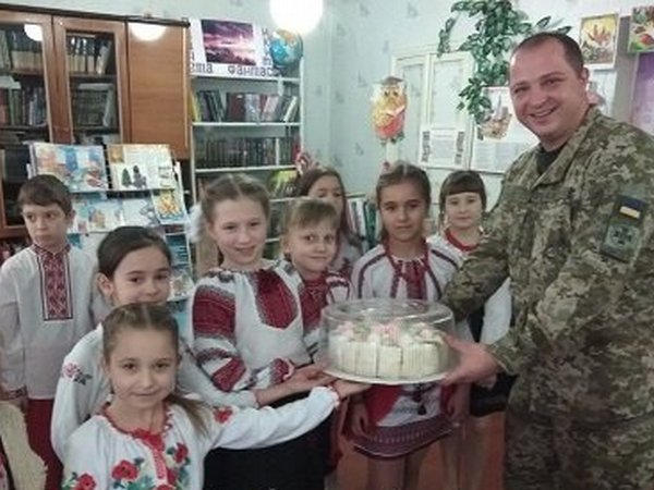 Новогродовские школьники колядовали и щедровали для военных