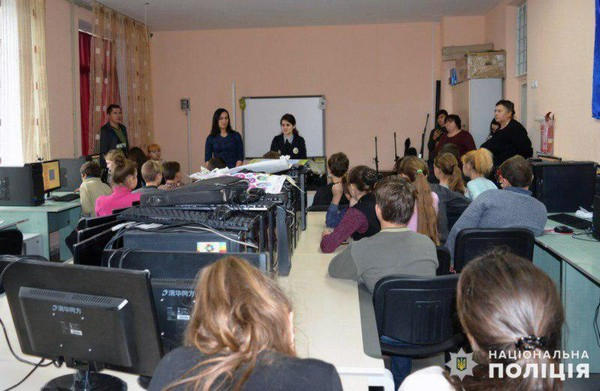 Полицейские рассказали школьникам Горняка, Гродовки и Украинска об их правах и обязанностях