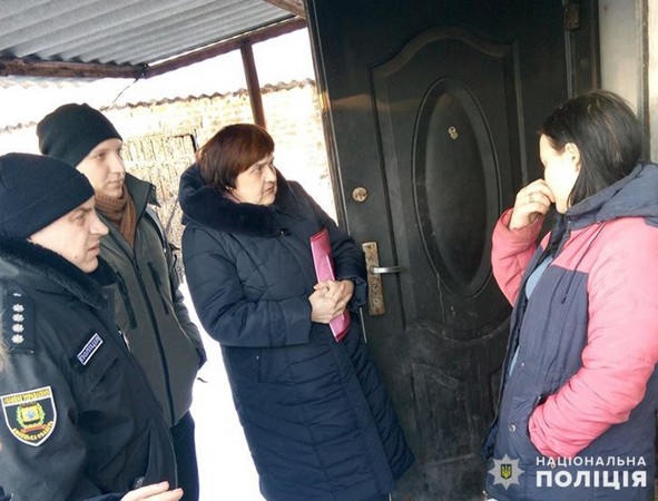В Селидово «в гости» к проблемным семьям пришли полицейские