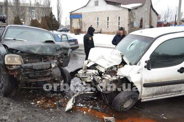 Серьезное ДТП в Покровске: не поделили дорогу «Mitsubishi» и «Fiat»