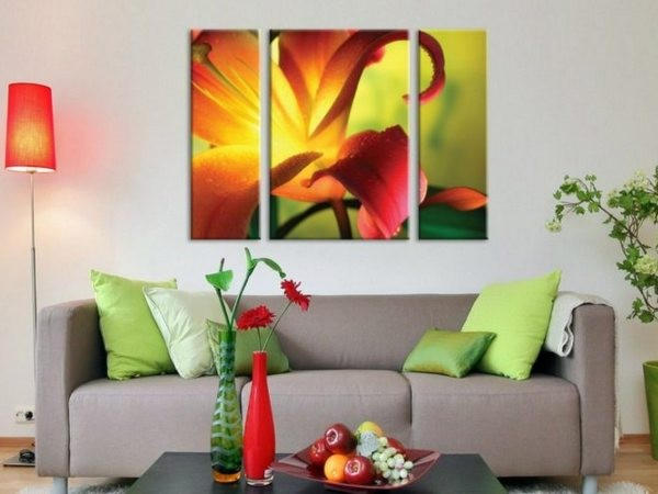Картина с цветами — лучший способ оживить интерьер гостиной