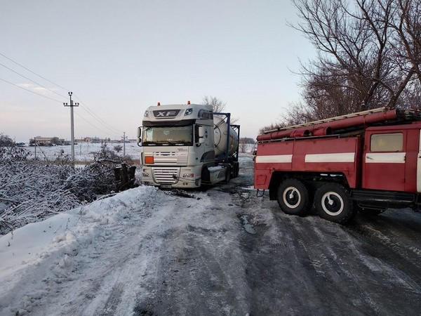 Вблизи Новогродовки и в Селидово автомобили не могли передвигаться без помощи спасателей