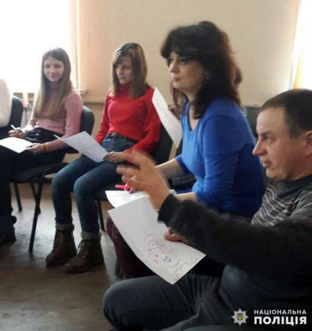 В Новогродовке полицейские учат школьников, как общаться без конфликтов