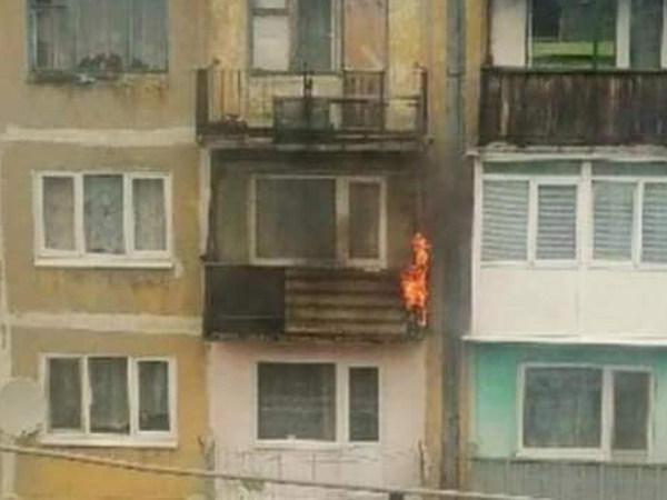 В одной из многоэтажек Мирнограда загорелся балкон