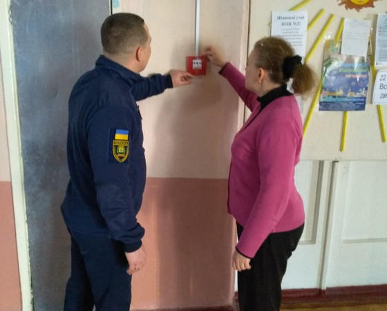 В Селидово спасатели проверяют помещения, где будут размещены избирательные участки