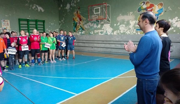Команда из Новогродовки выиграла региональные соревнования по волейболу в Горняке