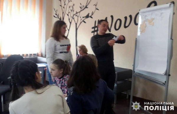 В Новогродовке полицейские учат школьников, как общаться без конфликтов