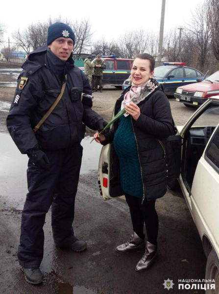 В Покровске полицейские останавливали женщин-водителей, чтобы вручить им цветы