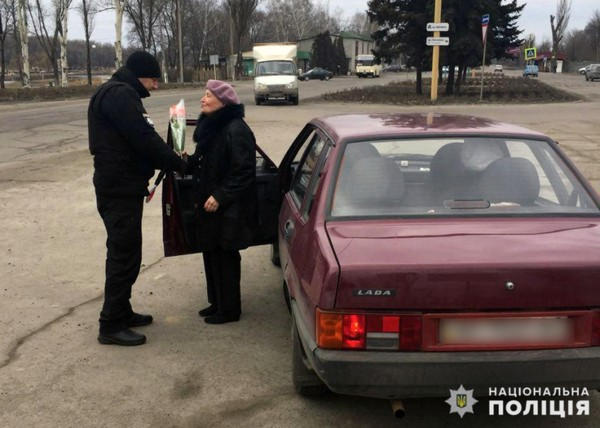 В Покровске полицейские останавливали женщин-водителей, чтобы вручить им цветы
