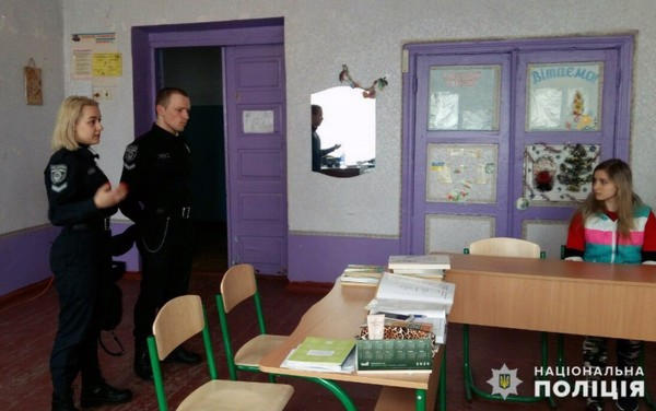 В Селидово, Горняке и Новогродовке полиция учит детей противостоять буллингу
