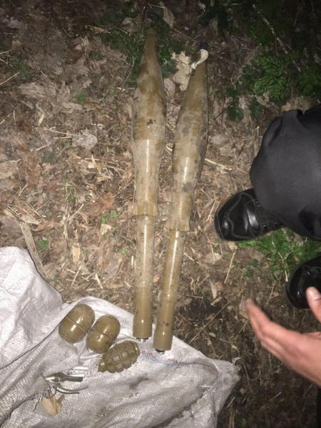 В лесополосе возле автодороги Селидово - Карловка обнаружен схрон с боеприпасами